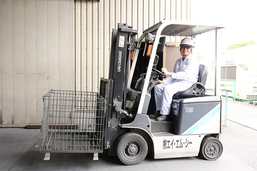 株式会社エイ・エム・シー 巣穴修正・バリ取りイメージ